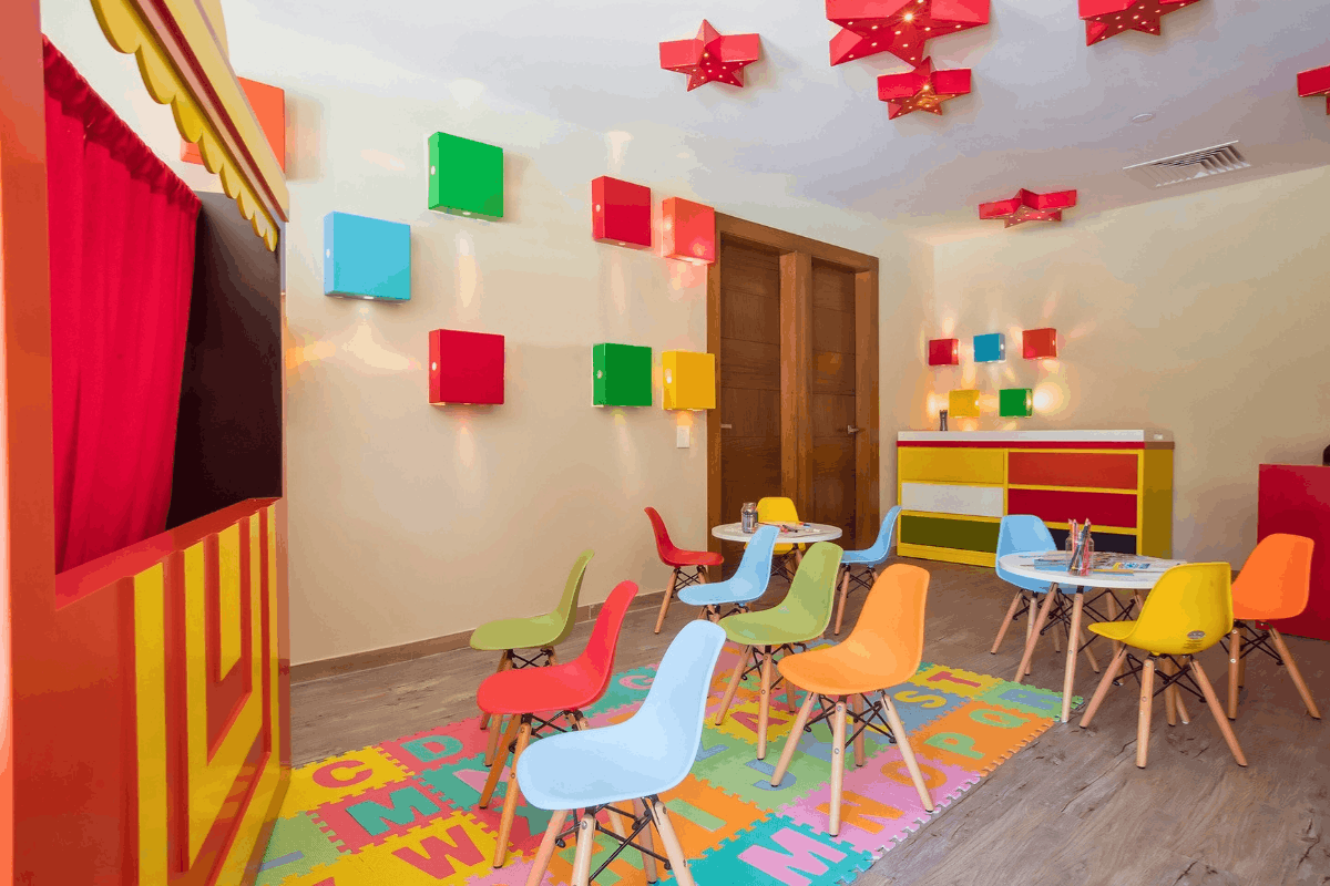 Kamp Krystal Club en Krystal Grand Los Cabos con espacio infantil, juegos y actividades para niños durante las vacaciones.